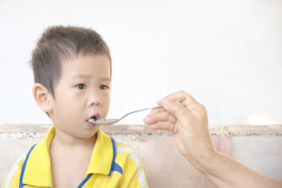蹒跚学步的孩子吃