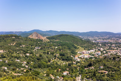 从巴黎圣母院(Occitanie，法国)欣赏Alès城市的阳光景观