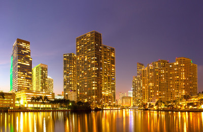佛罗里达州迈阿密市，夜间天际线全景