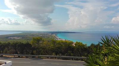 从福门特拉岛的最高海角观看。你可以看到西班牙的海岸、风景和整个蓝色的海洋