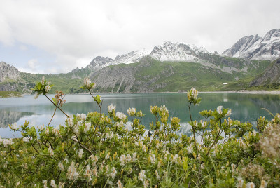 蓝绿色的高山湖泊
