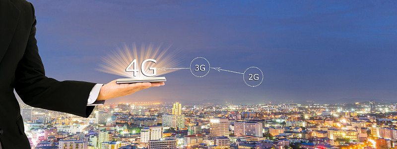 商人们手持带有数字模式的智能手机查看4G社交数据