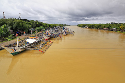 渔船停泊在巴亚湾河码头。Bayawan city-Philippines。0494