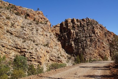 穿过布拉奇纳峡谷的未封公路