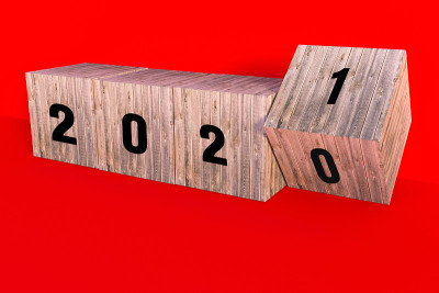带有数字的木方块。2020年与2021年变了。红色背景上的几何形状。三维渲染