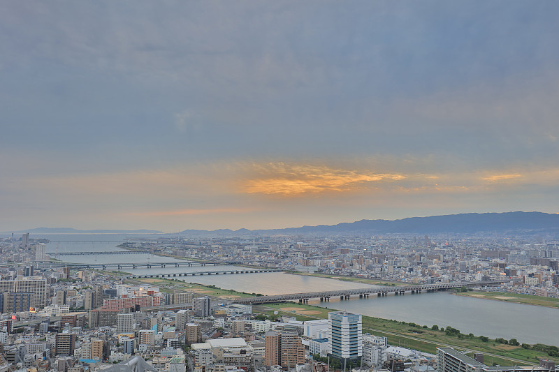 夕阳下的天空俯瞰大阪市商业区