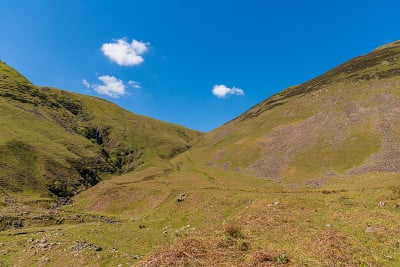 英格兰坎布里亚郡考特利喷口附近的约克郡山谷景观