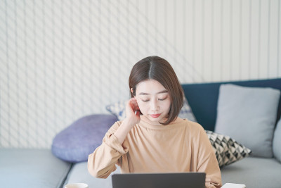 亚洲年轻女子在家远程工作