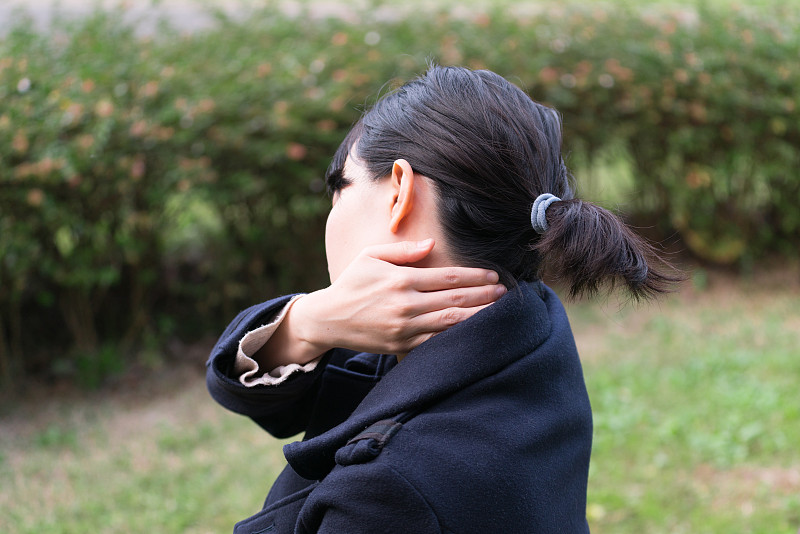 女人觉得肩膀僵硬