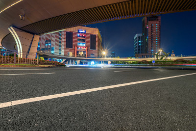 夜间交通道路穿过现代城市