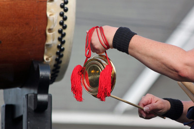 日本Taiko鼓手Playing Bells