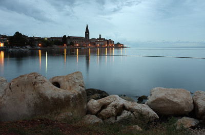 克罗地亚沿海城市Porec的夜景