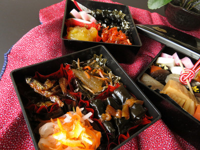 一套日本传统的分层食品盒，装满了新年庆祝菜肴
