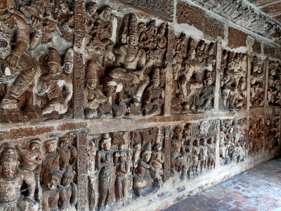 泰米尔纳德邦坎奇普兰历史悠久的Vaigunda Perumal寺庙墙上的古代砂岩雕刻的上帝，动物雕塑