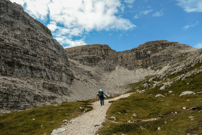 Oberbachernspitze -一个女人徒步旅行在一个高和荒凉的山在意大利白云石。