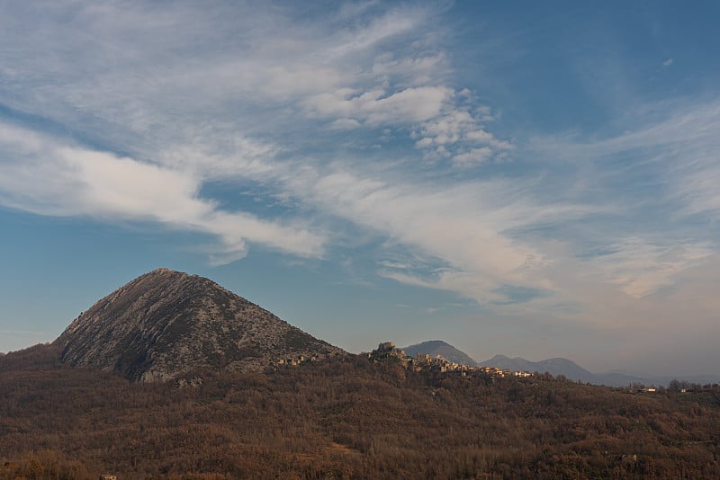 莫利塞的风景。Rocchetta Volturno。罗切塔阿尔塔的中世纪村庄。从史卡波里历史中心俯瞰