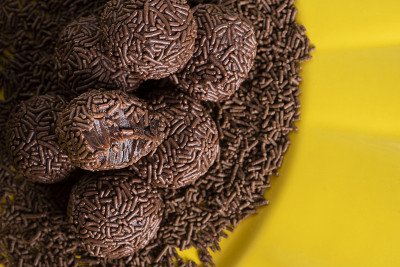 Brigadeiro。典型的巴西甜。一些准将在一个黄色的车牌