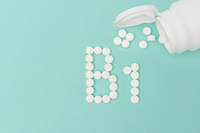 瓶子里装着维生素B1药丸形成单词“B1”