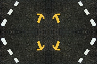 黑色沥青纹理路面与黄色和白色方向信息