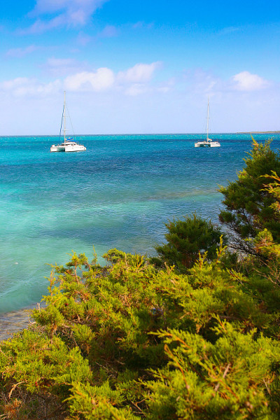 撒丁岛的海景，地中海的蓝色海水