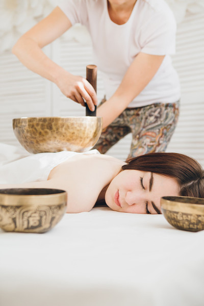在水疗中心做按摩治疗唱歌的女孩