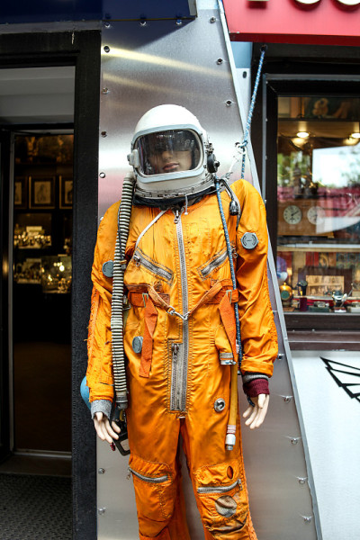 穿着老式太空服的人体模型。