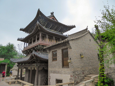 北京——中国北方一个小村庄里的一间房子。这座建筑有三层，看起来像是废弃的。有几棵树