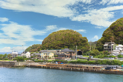 金谷村海岸，位于野尻山脚下的浦乐海峡。