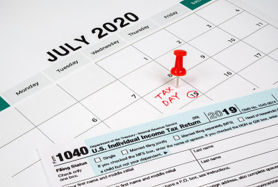 由于新冠肺炎疫情，纳税日延长至7月15日。7月日历显示1040申报表和纳税日。