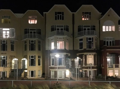 荷兰斯赫弗宁根市的街道上，古老的房屋建筑在夜晚