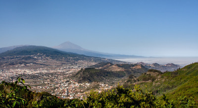 从海岸到山的远景