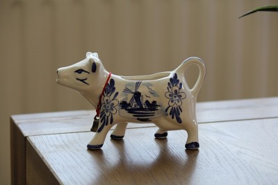 一个代尔夫特蓝色牛奶罐特写