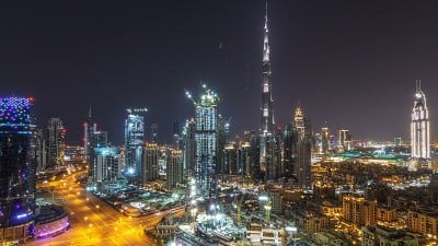 阿拉伯联合酋长国迪拜市中心夜晚的空中城市景观与照明的现代建筑