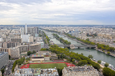 从空中俯瞰法国塞纳河和足球场