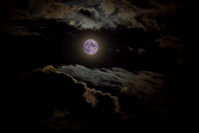 有月亮和云的夜空