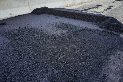 公路工地正在铺设新的沥青路面。