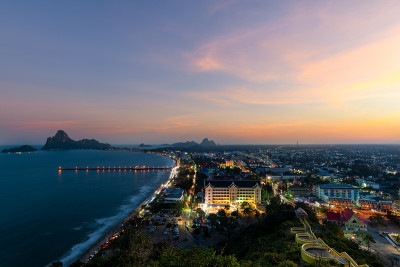 美丽的城市景观从山顶上的观点，在prayuap Khiri汗省，泰国。