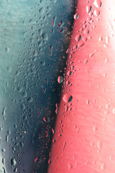 水滴在玻璃彩色背景