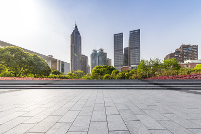 全景天际线和建筑物与空的道路