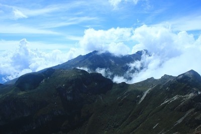 安第斯山脉上的一座空山，有着令人惊叹的云景和湛蓝的天空