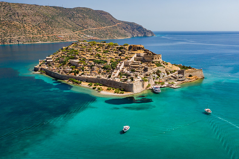 鸟瞰图的麻风殖民地和前威尼斯要塞岛屿Spinalonga在克里特岛，希腊