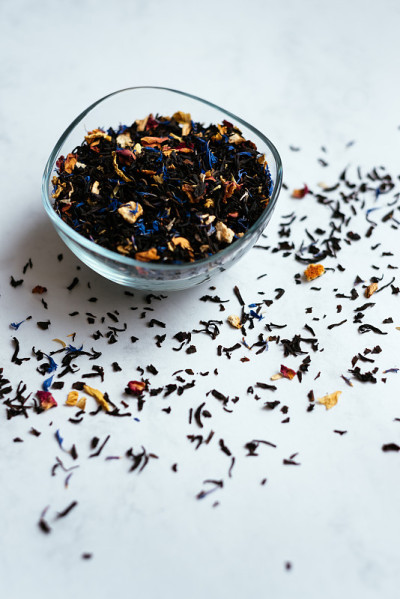 一碗混合着花瓣的红茶
