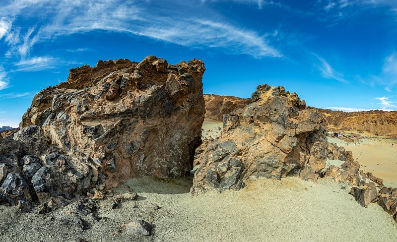 特内里费岛的火山景观与干燥的熔岩岩石在前景。西班牙加纳利群岛。泰德国家公园