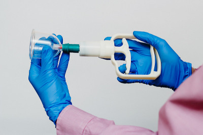真空泵和罐的hijama。武器。在白色的背景上