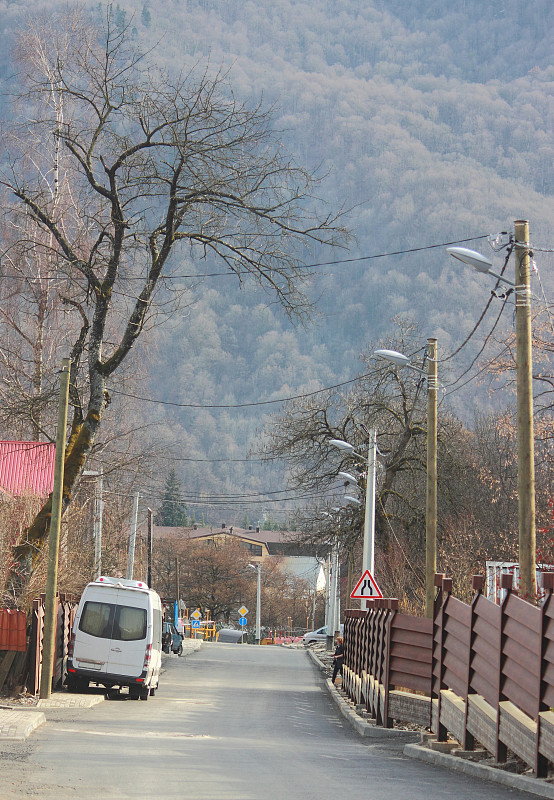 Krasnaya Polyana村的一条公路