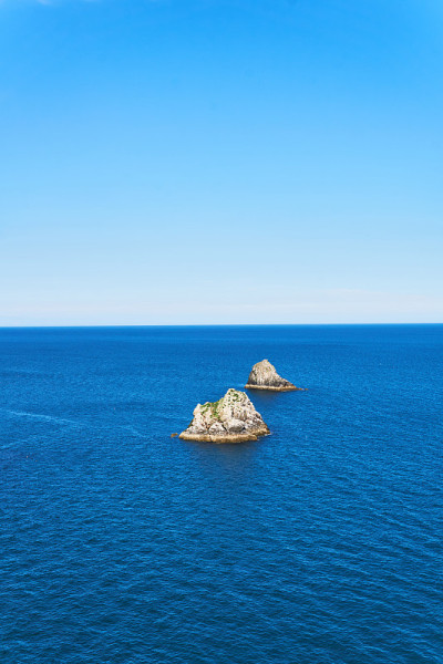2021年6月04。Brixham,英国。从英国德文郡英国里维埃拉贝里黑德的悬崖上看。蓝色的海洋。岩