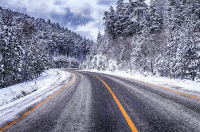 冬天。美妙的冬天的风景。树被雪覆盖着。到处都是白色的。寒冷的天气。乌鲁达格，布尔萨，土耳其伊斯坦布尔