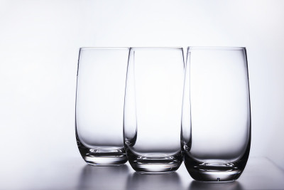 白底上三只空玻璃杯。近距离