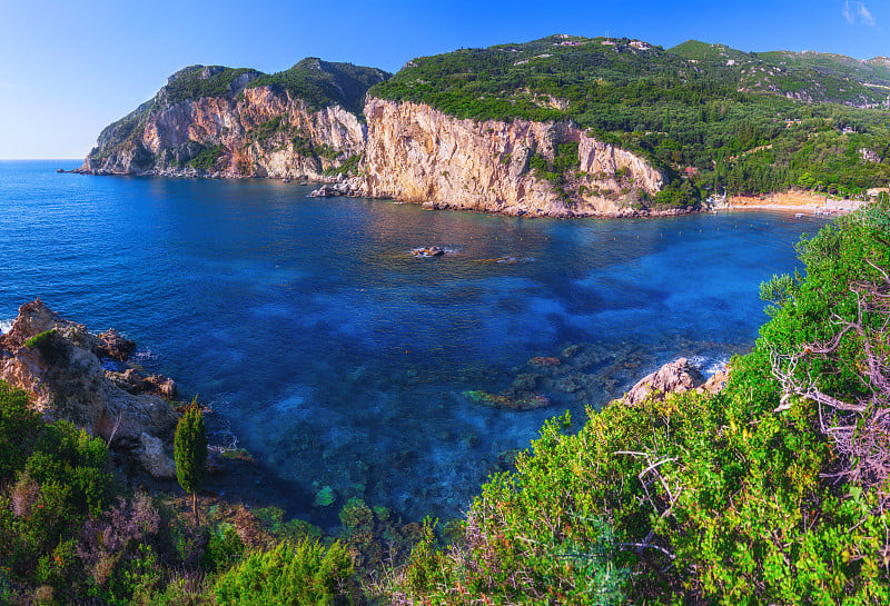 希腊爱奥尼亚群岛科孚岛(Corfu island)上的古奥卡斯特里特海滩(Paleokastrits