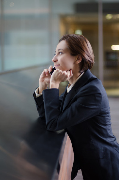 一个女人在用智能手机打电话
